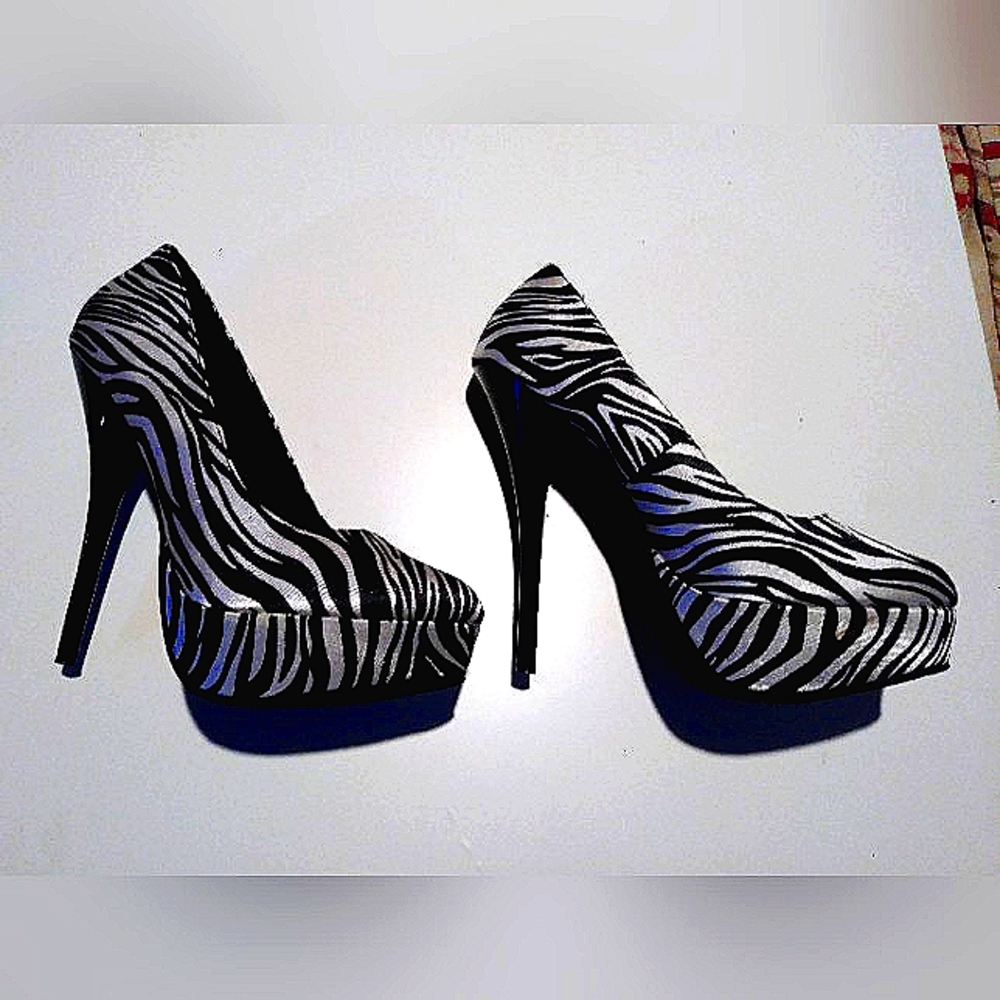 Charlotte Russe Black/White Platform Peep toe Heel Size 6.5